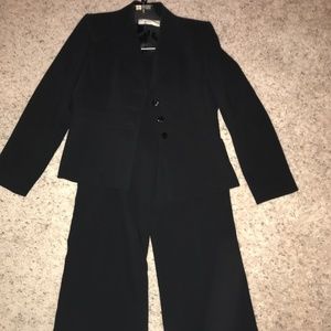 Gorgeous Black Suit. Size 6 petites, Jacket and slacks. Tahari brand